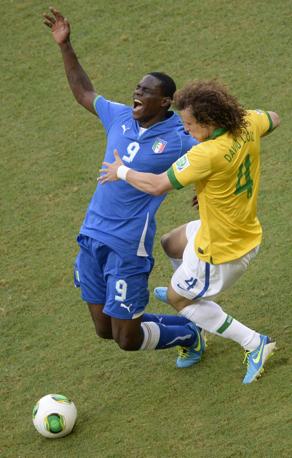 David Luiz lo ferma con le cattive. Afp